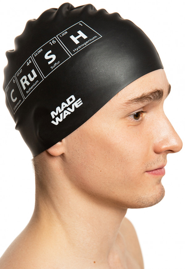 Обеспечивает безопасность во время занятий плаванием, защищая от попадания волос в глаза и под детали очков или купальника