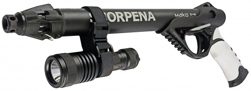 В подводной охоте компактный фонарь может располагаться на ресивере ружья, при помощи специального крепления или обычной изоленты