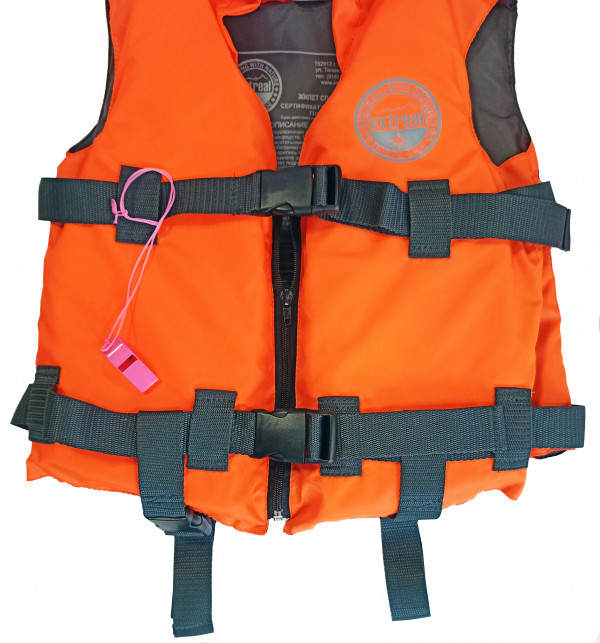 Фиксация спасательного жилета осуществляется с помощью застежки «молния» и пряжками «фастекс» регулирующими ленту по объему тела