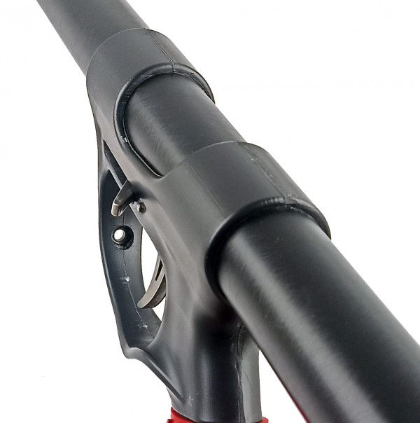 Боковой линесброс блокируется спусковым крючком, это обеспечивает безопасность ружья и мягкий однообразный спуск при чрезмерном натяжении гарпун-линя