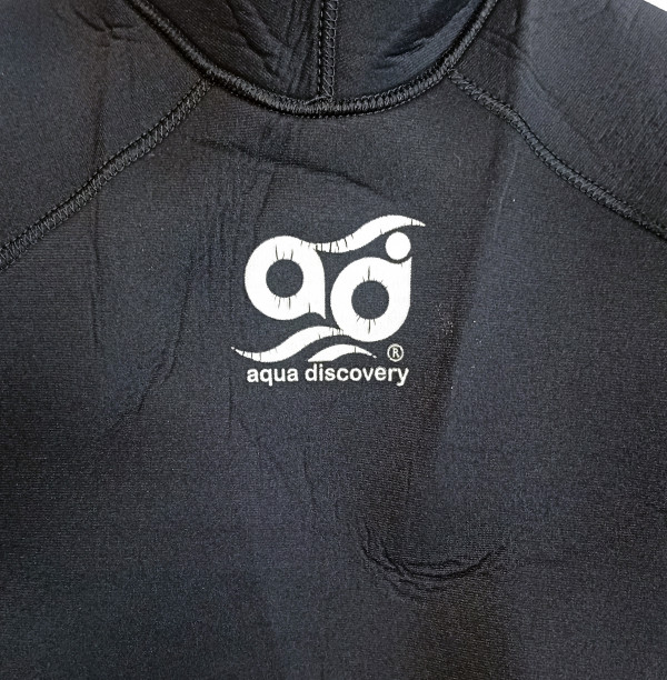 На груди нанесен фирменный логотип