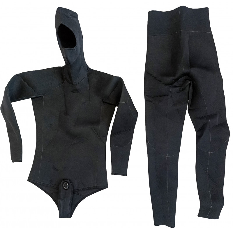 Классический костюм черного цвета для подводной охоты, снаружи и внутри отделан нейлоном