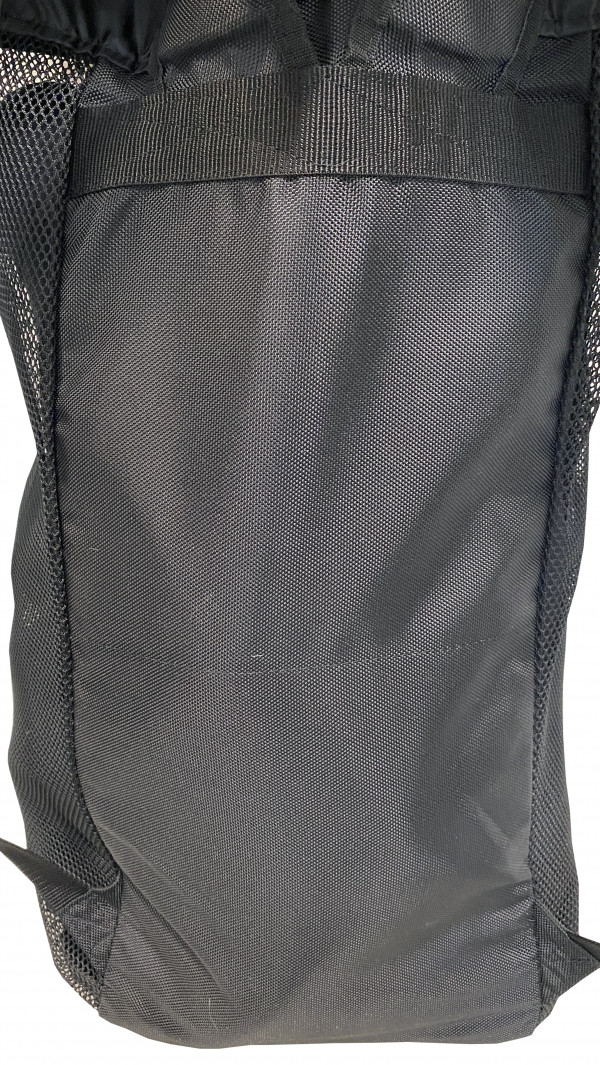 Часть рюкзака, что прилегает к спине, выполнена из непромокаемой ткани, это решение позволяет защитить верхнюю одежду от контакта с мокрым снаряжением