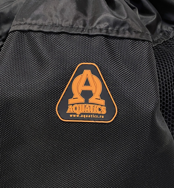 На сумке изображен фирменный логотип «AQUATICS»