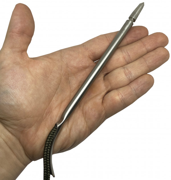 Ухватистый иглоприемник длиной около 18 сантиметров удобен в использовании, даже в толстых перчатках