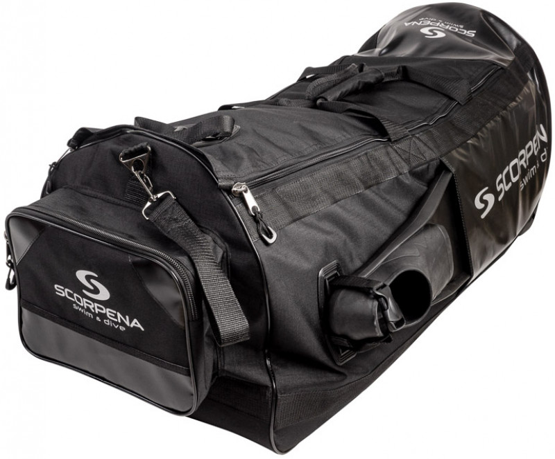 Сбоку сумки предусмотрен вместительный карман для некрупного снаряжения и различных мелочей, которые могут пригодиться в поездке