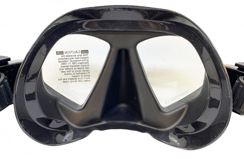 Благодаря маленькому подмасочному объему, маска плотно прилегает к лицу, что предотвращает попадание воды внутрь и улучшает видимость