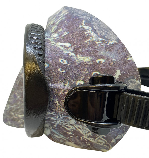 Гибкие крепления пряжек к силиконовому корпусу маски сложатся, как боковые зеркала у автомобиля, при механическом воздействии на них