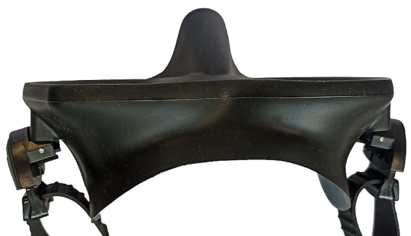 Обтюратор маски «TUNA» выполнен из гипоаллергенного черного силикона, который обеспечивает плотное прилегание маски к разным типам лица