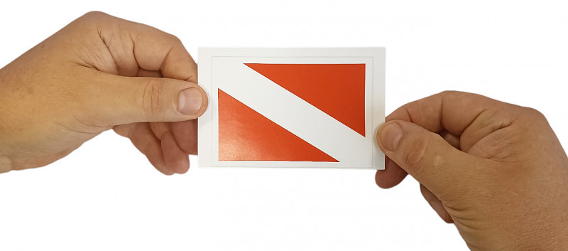 Представляет собой красное полотнище с белой диагональной полосой, идущей из верхнего левого угла в нижний правый