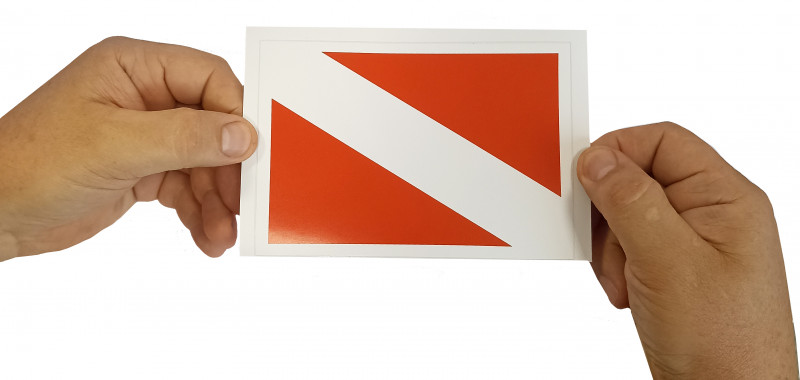 Представляет собой красное полотнище с белой диагональной полосой, идущей из верхнего левого угла в нижний правый