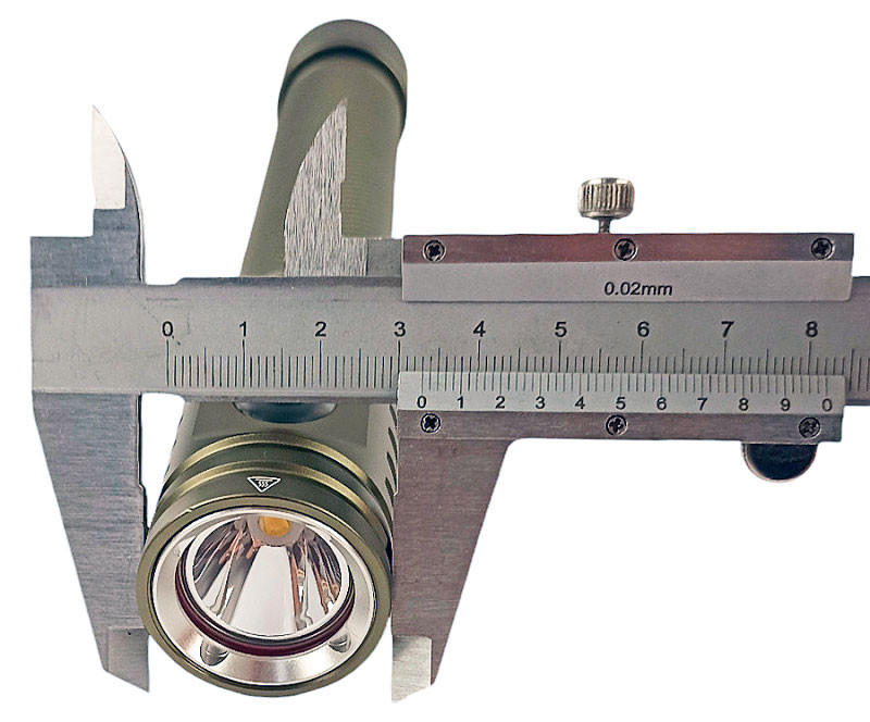 Максимальный диаметр головы фонаря - 3.3см. Корпус из анодированного алюминия, можно использовать фонарь в морской воде, не боясь коррозии