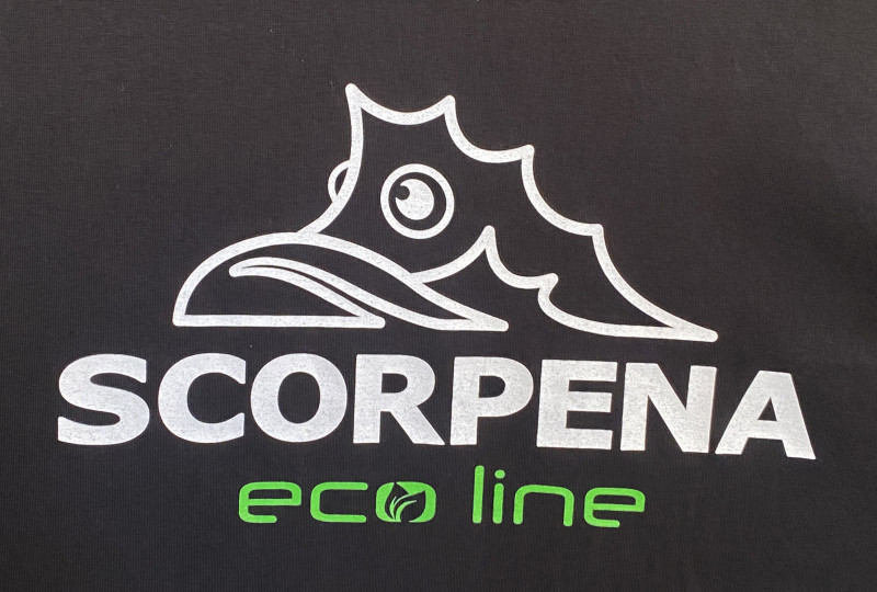 Логотип «SCORPENA ECO LINE» изображен на груди и спине футболки