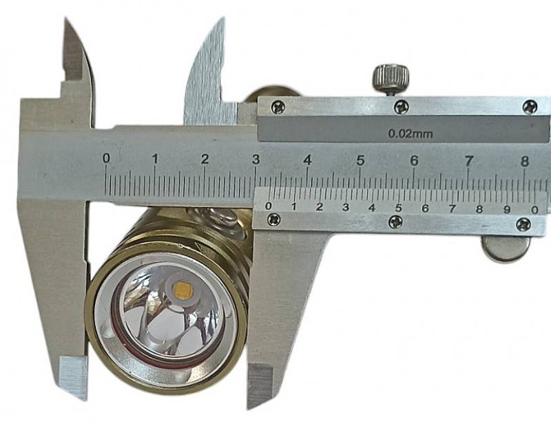 Максимальный диаметр головы фонаря - 3.3см. Корпус из анодированного алюминия, можно использовать фонарь в морской воде, не боясь коррозии
