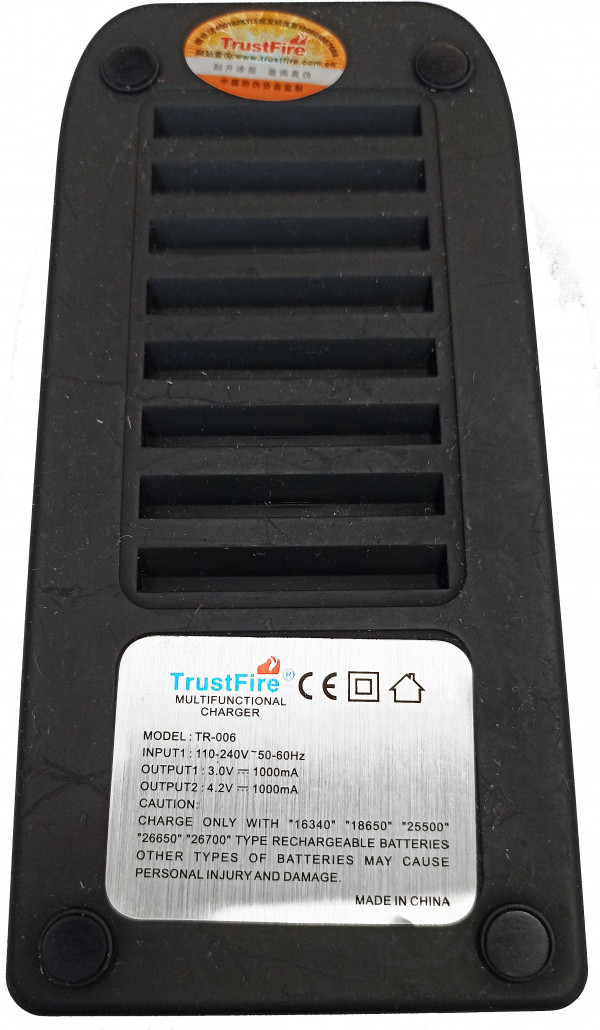 Зарядное устройство «TrustFire» с двумя независимыми каналами позволяющими заряжать как один так и два аккумулятора одновременно, типоразмеры заряжаемых аккумуляторов «16340», «18650», «25500», «26650», «26700».