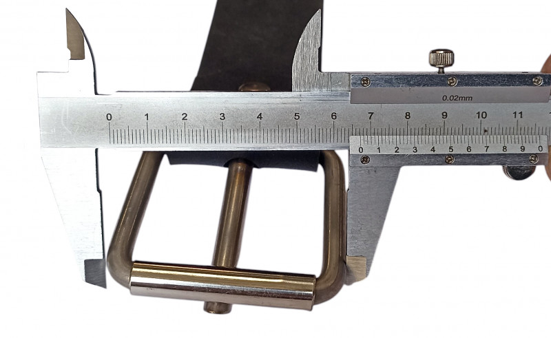 Типовая ширина пряжки - 6.7см.