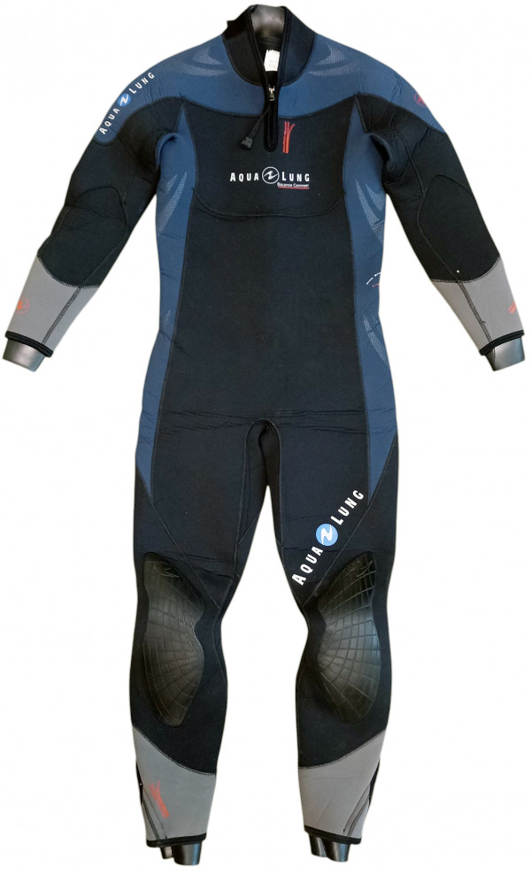 Бывший в употреблении гидрокостюм подходит для занятий сноркелингом, дайвингом, плаванием и другими активностями на воде, состояние хорошее.