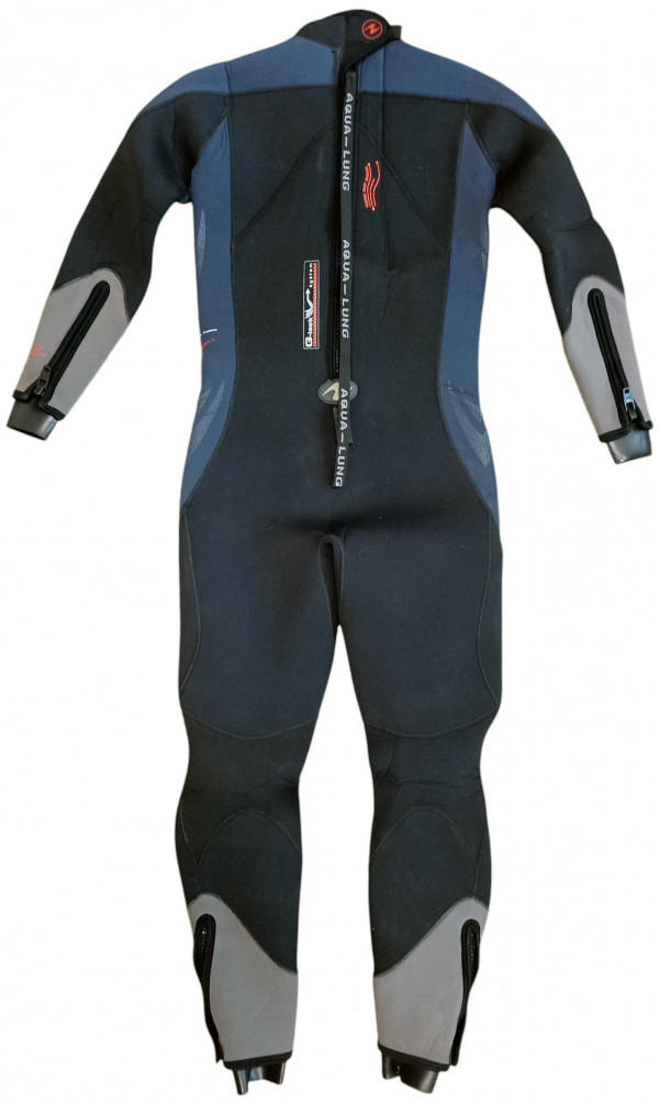 Застегивается сзади на пластиковую молнию, которая не подвергается коррозии в морской воде.