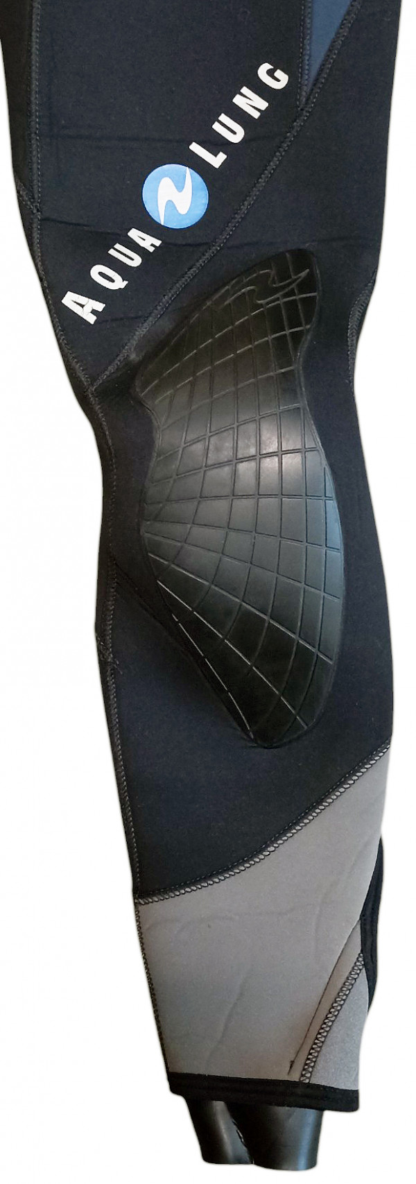 На коленях мощное резиновое усиление.