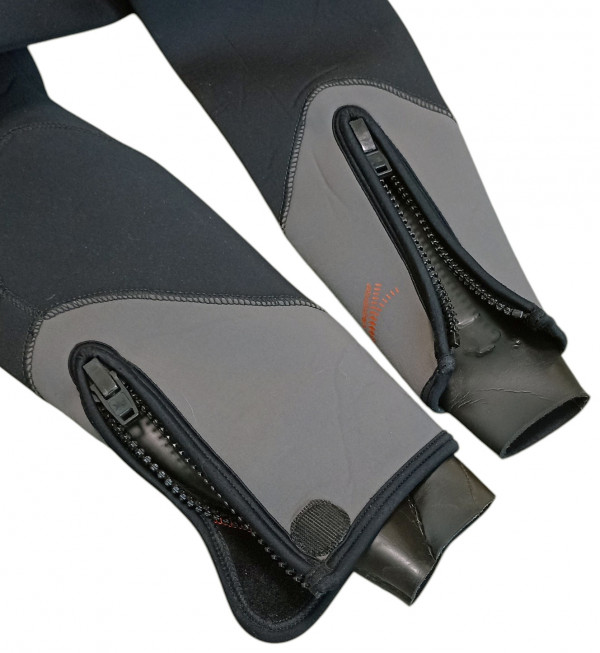 Двойная обтюрация на запястьях и лодыжках из 2.5мм неопрена «гладкая кожа» и 3.5мм неопрена с застежкой на молнии.