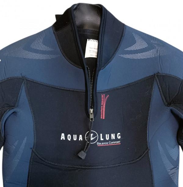 Спереди на шее дополнительная молния для удобства одевания костюма, на груди расположен фирменный логотип.