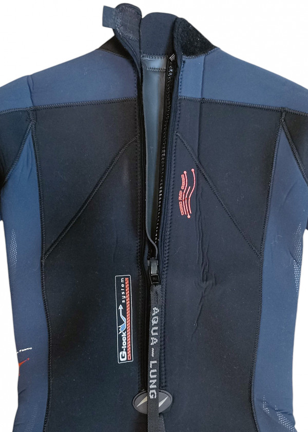 Широкая подкладка под молнией препятствует попаданию воды под костюм.