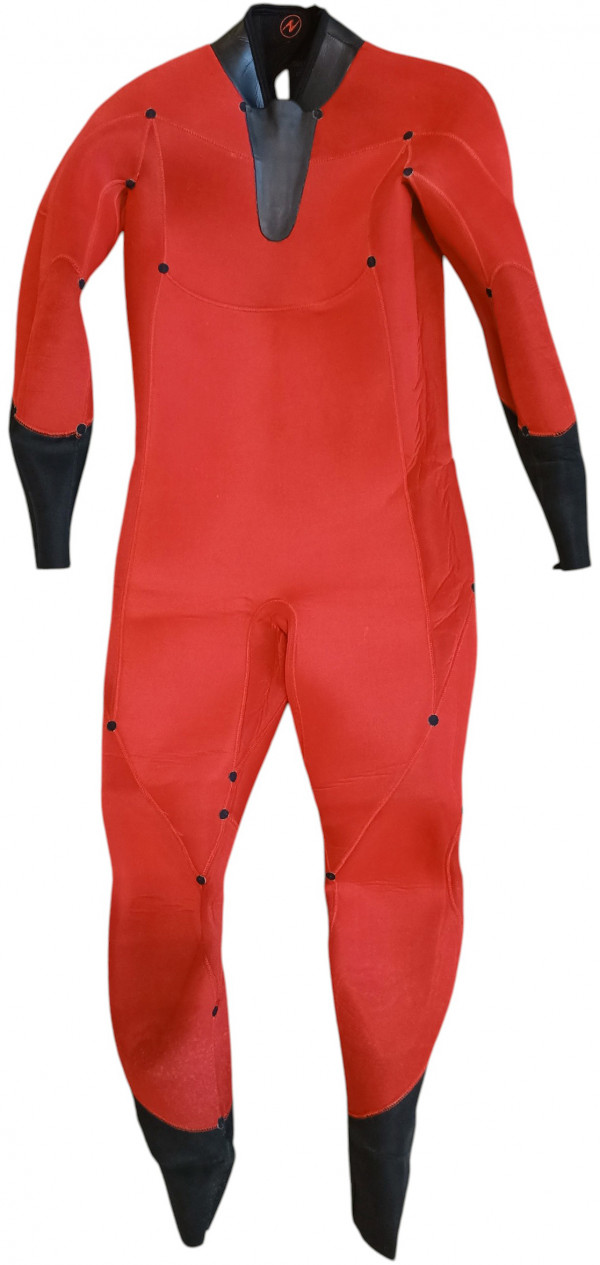Костюм внутри полностью обшит красным нейлоном.