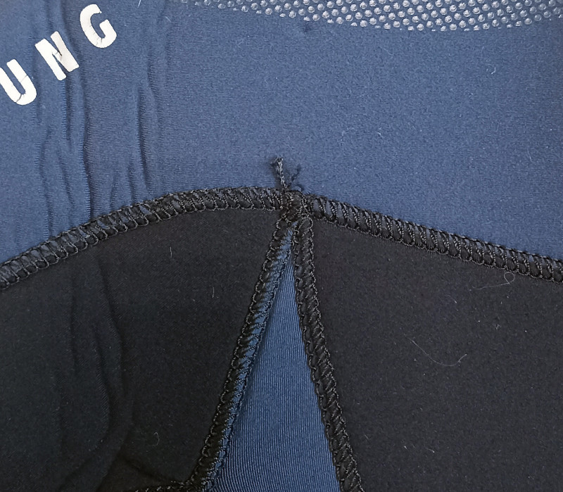 Швы надежно прошиты прочными нитками.