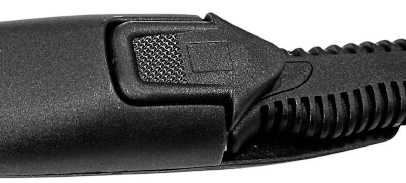 Нож крепится в ножнах благодаря нажимной кнопке-защелки. При большем усилии его можно выдернуть не нажимая на кнопку, что выручит в реальной аварийной ситуации, но и увеличивает риск его потерять.