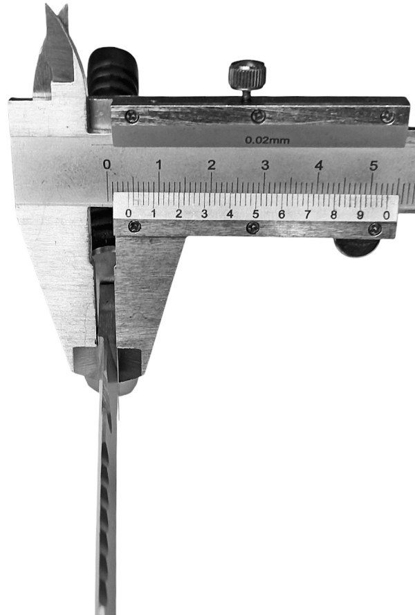 Максимальная толщина лезвия - где-то 4мм.