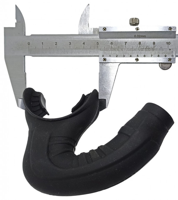 Ширина загубника - примерно 5.4см.