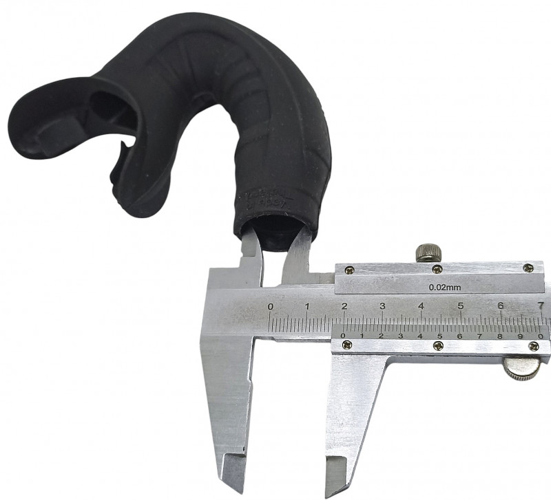 Диаметр внутреннего посадочного отверстия - около 2см, естественно тянется в разумных пределах.