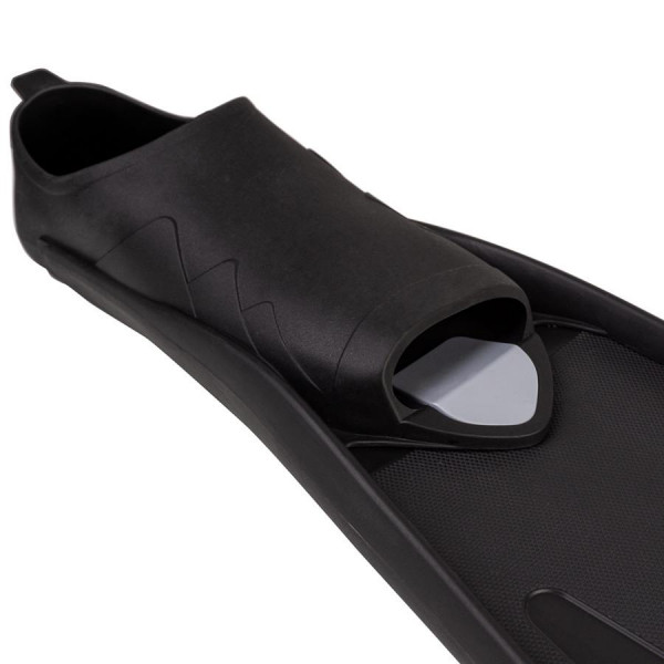 В носке вырезано отверстие для слива воды, чтобы проще надевать и снимать ласты. Для удобства одевания у калош есть хлястик над пяткой.