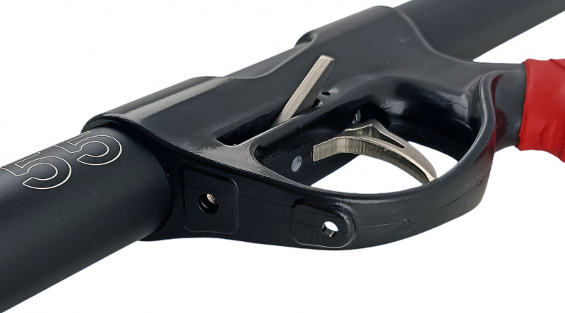 Специальные отверстия на передней части спусковой скобы для крепления штатной фирменной катушки «ВЕКТОР».