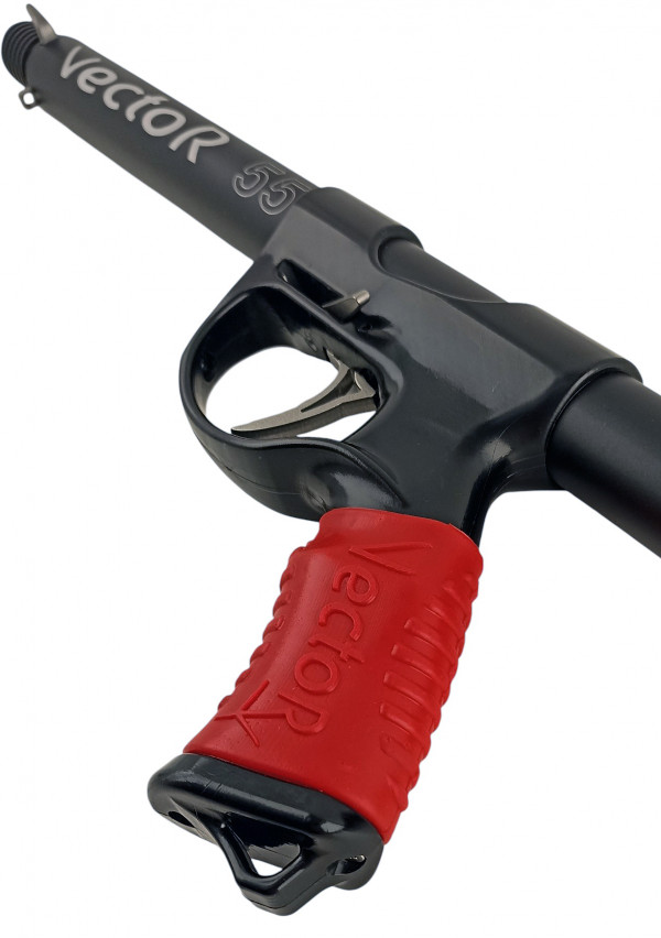 Универсальная рукоять под правую или левую руку. Красная полиуретановая накладкой предотвращает проскальзывание руки, а яркий цвет позволяет проще найти ружье.