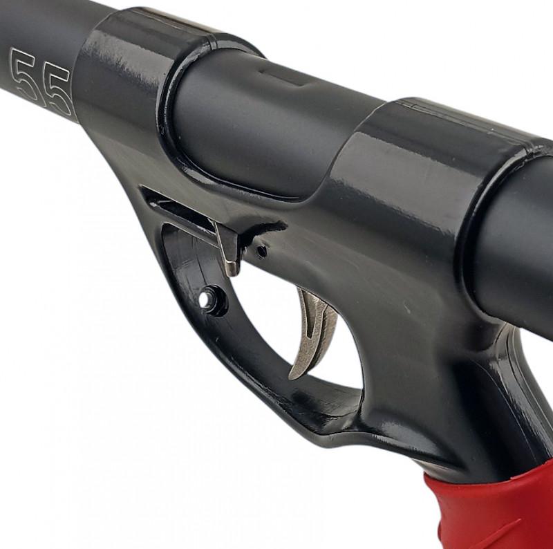 Надежный стальной боковой линесброс блокируется спусковым крючком, усилие для выстрела достаточно мягкое.