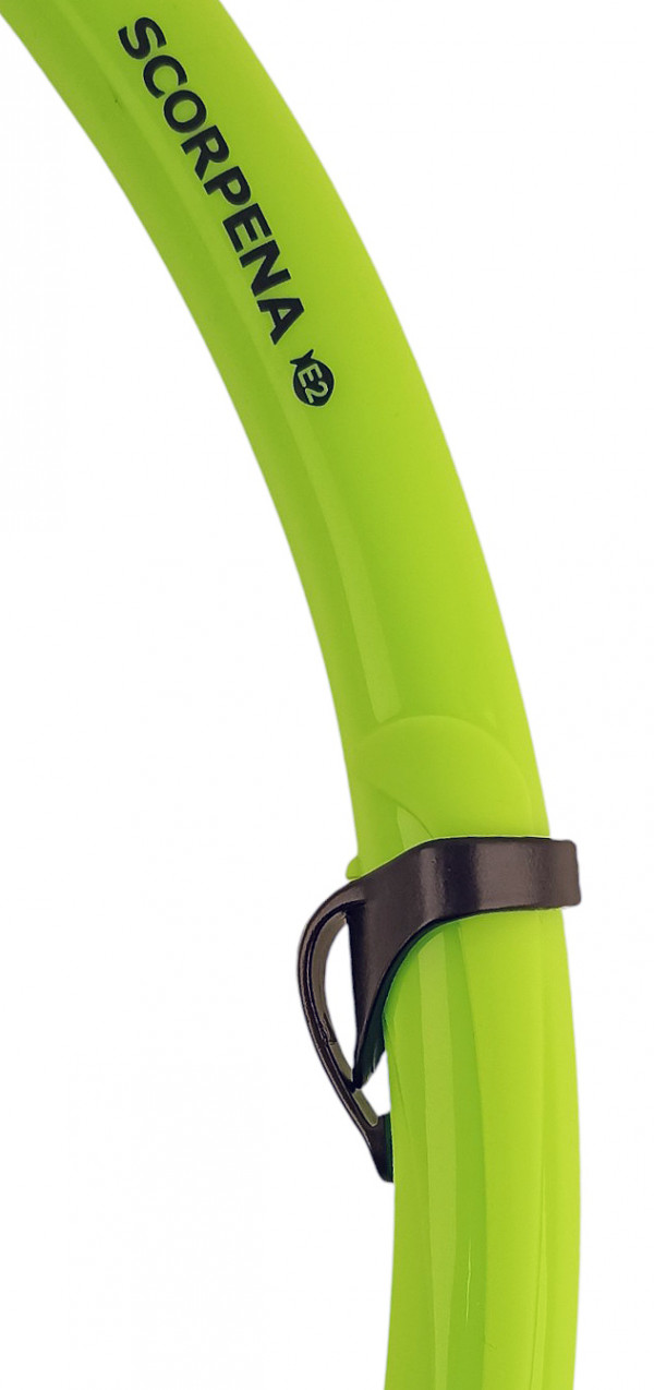 Трубка крепится к маске при помощи простого и элегантного пластикового держателя.