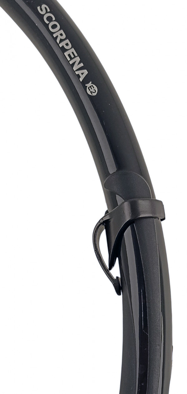 Трубка крепится к маске при помощи простого и элегантного пластикового держателя.