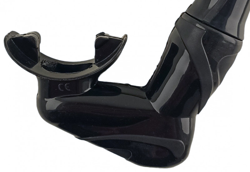 Загубник имеет анатомическую форму, изготовлен из гипоаллергенного силикона.