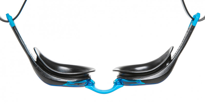 Мягкий обтюратор надежно прилегает к глазам при этом не перегружая их. Ремешок крепится не близко к обтюратору, а чуть дальше, давая при этом больше обтекаемости очкам.