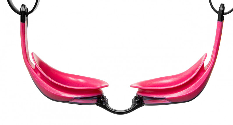 Мягкий обтюратор надежно прилегает к глазам при этом не перегружая их. Ремешок крепится не близко к обтюратору, а чуть дальше, давая при этом больше обтекаемости очкам.