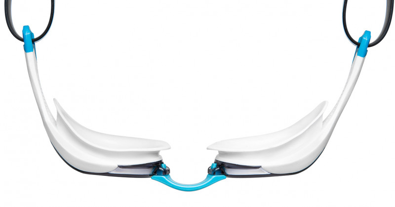 Мягкий обтюратор надежно прилегает к глазам при этом не перегружая их. Ремешок крепится не близко к обтюратору, а чуть дальше, давая при этом больше обтекаемости очкам.