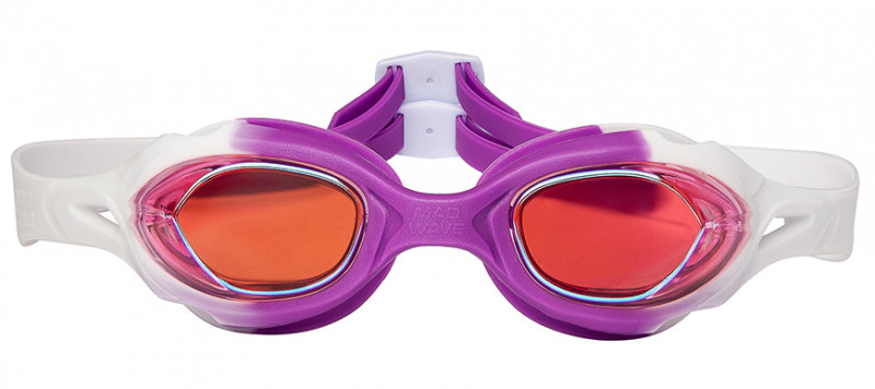 Благодаря переносице моноблок имеют мягкую и комфортную посадку, исключающую возможность расхождения в местах стыков или отрыва обтюратора от рамки. Двойной силиконовый ремешок легко регулируется с помощью клипс сзади и надежно фиксирует очки на голове.