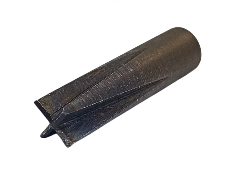 Заточка корона обеспечивает максимальную проникающую способность при попадании по касательной, а так же не сильно застревает при падании в древесину (коряжник).