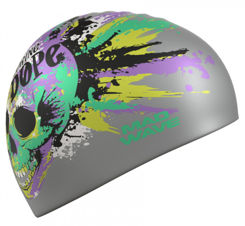 Серебристая силиконовая шапочка с ярким рисунком черепа, явно довольного тренировкой.