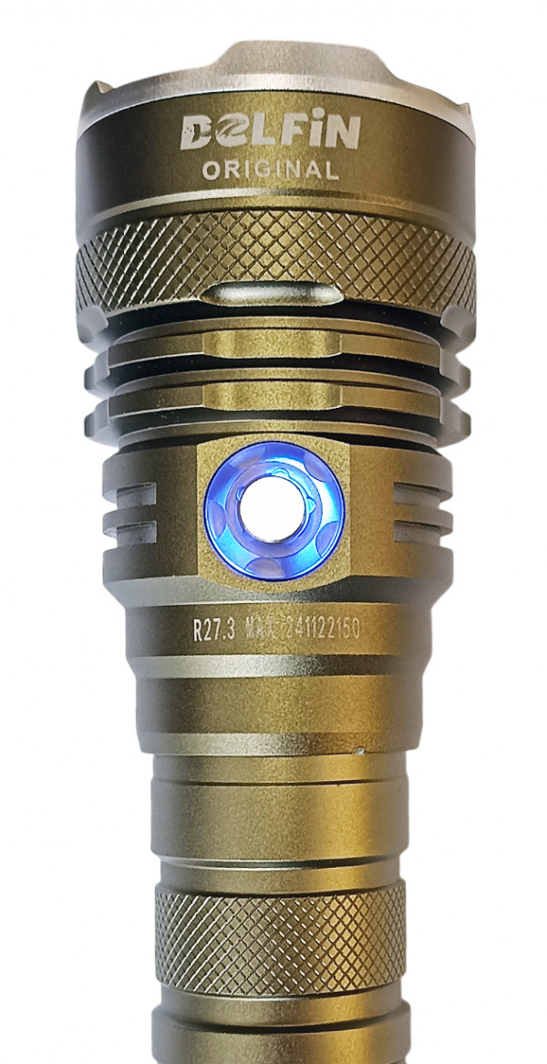 Информативная подсветка вокруг кнопки питания, цветом показывающей уровень заряда: синий цвет - заряд аккумулятора больше 75%; красный - заряд от 75 до 35%; мигающий красный - заряд меньше 35%.