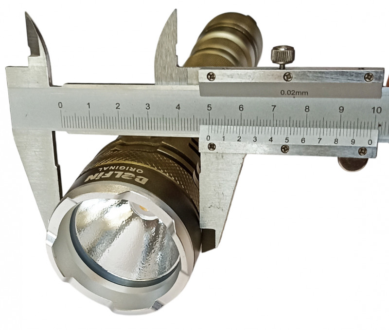 Компактная и аккуратная голова с максимальным диаметром всего около 5см позволяет удобно крепить фонарь на подводном ружье, например.