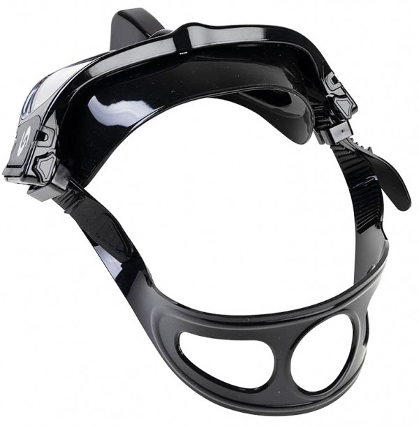 Мягкий обтюратор из гипоаллергенного силикона не вызывает раздражения и обеспечивает комфортное прилипание к лицу.