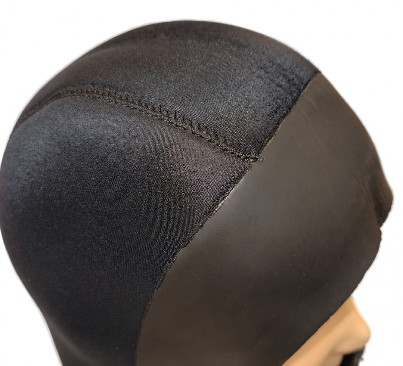 Стыки деталей выкроек проклеены специализированным неопреновым клеем и прошиты «слепым» швом (игла не пробивает неопрен насквозь, а только сшивает внешнюю ткань), что препятствует проникновению воды через швы. Отдельно стоит отметить необычайно нежное внутреннее покрытие шлема.