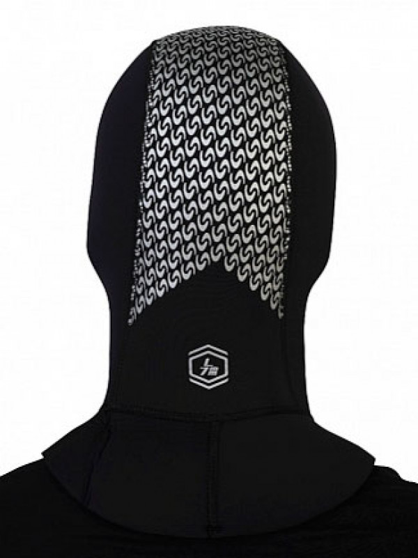 Стильный рисунок на затылочной части шлема светоотражающий. Это не только красиво, но и добавляет безопасности в темной среде.